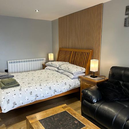 Roblins Nest Apartment Ammanford Luaran gambar
